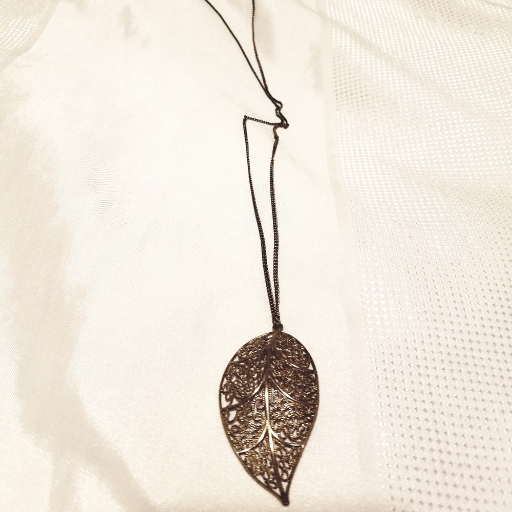 Long-chained leaf necklace